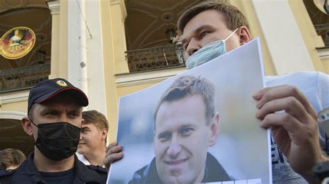 Navalny Poisoning Scandal Exposes Deep-Seated Corruption and Cracks in Putin's Power Structure